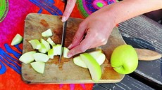 Jablka zbavte jádinc a nakrájejte je na mení hranolky.   