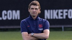 PŘÍSNÝ POHLED. Tito Vilanova, trenér fotbalistů Barcelony, sleduje své svěřence... PŘÍSNÝ POHLED. Tito Vilanova, trenér fotbalistů Barcelony, sleduje své svěřence...