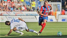 ÚNIK. David Limberský z Plzn v utkání s eljezniarem Sarajevo. 