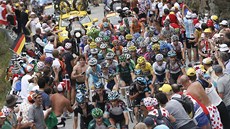 PEKELNÝ KOPEC. Peloton se plhá do Alpe d'Huez. 