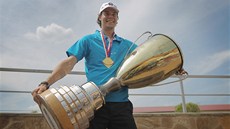 S POHÁREM. Hokejový brankář Tuukka Rask si přijel do Dýšiny u Plzně převzít S POHÁREM. Hokejový brankář Tuukka Rask si přijel do Dýšiny u Plzně převzít