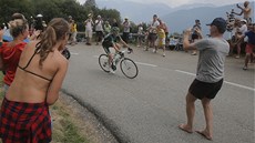 V ÚNIKU. Pierre Rolland bhem 19. etapy Tour de France ujel pelotonu,