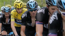 HLÍDAJÍ HO JAKO POKLAD. Vedoucí cyklista Tour de France  Chris Froome schovaný