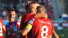 GÓLOVÁ RADOST. Fotbalisté Plzn slaví branku Stanislava Tecla. 