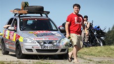 Na startu Mongol Rally se objevil i britský úastník ve slepiím kostýmu.