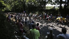Peloton na Tour de France, v jeho ele jede lutý Chris Froome.