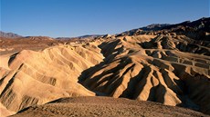 Národní park Death Valley (Údolí smrti) se nachází ve východní Kalifornii v... Národní park Death Valley (Údolí smrti) se nachází ve východní Kalifornii v...