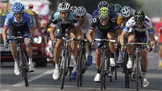 ZÁVRENÝ SPURT. Cyklisté bojují o vítzství v 14. etap Tour de France.