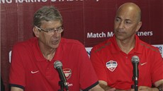 TRENÉR A ŘEDITEL ARSENALU. Arséne Wenger s Ivanem Gazidisem při turné TRENÉR A ŘEDITEL ARSENALU. Arséne Wenger s Ivanem Gazidisem při turné