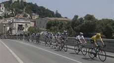 Cyklisté bhem 15. etapy Tour de France, která se jela na výroí dobytí...