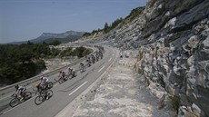 Cyklisté bhem 15. etapy Tour de France z Givors do Mont Ventoux.