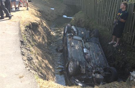 Fiat Bravo, který jeho idi "zaparkoval" do potoka u Hostoun na Kladensku