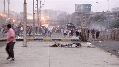 Egypttí vojáci pi ranním útoku na úastníky manifestace v Káhie zabili 70...