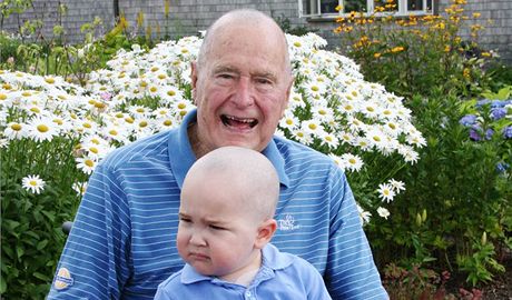 George Bush starí s dvouletým Patrickem trpícím leukémií. Nkdejí prezident