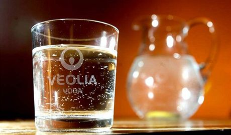 Veolia propaguje pití kohoutkové vody, ta kterou dodává pes Moravskou vodárenskou do tí obcí na Olomoucku ale není kvli zvýeným limitm dusinan pro kojence, a pít by ji nemly ani malé dti i thotné eny.