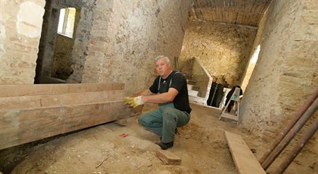 Pod podlahou bývalé fary v Malenicích objevili archeologové zbytky tvrze z 15....