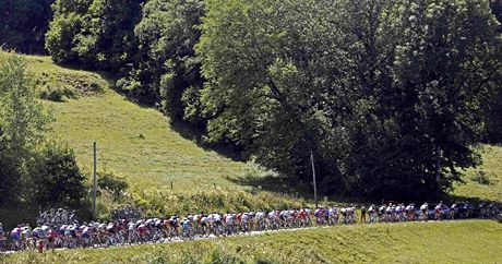 Momentka z dvacáté etapy Tour de France, která cyklisty zavedla na vrchol...