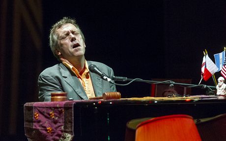 Hugh Laurie vystoupil loni s The Copper Bottom Bandem v praském Kongresovém centru.
