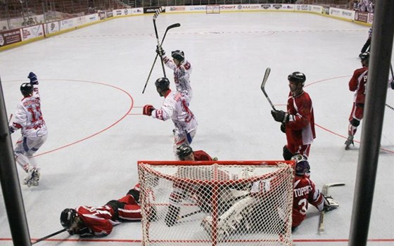 etí inline hokejisté oslavují branku ve finále s Kanadou. 