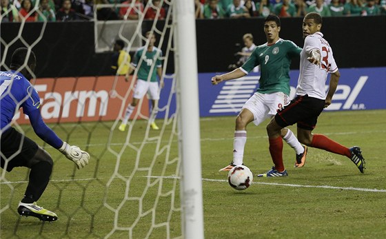 Mexický útoník Mexico's Raul Jimenez dává jedinou branku v utkání s Trinidadem
