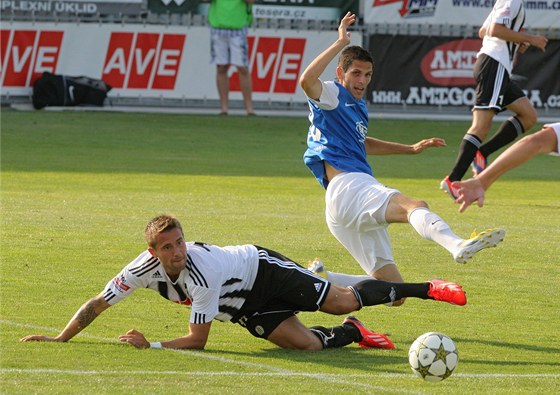 Na zemi bojuje budjovický Petr Javorek, ostrý souboj s ním svádí Michal