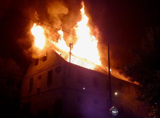 Plameny v noci zniily stechu rodinného domu poblí Horního hradu na