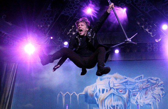 Bruce Dickinson, charizmatický frontman kapely Iron Maiden, na koncert...
