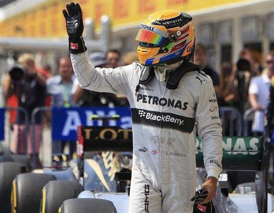 AHOJ A DÍKY! Britský jezdec Lewis Hamilton mává svým fanoukm poté, co vyhrál...