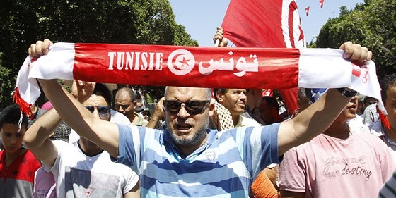 Tunisko te ídí umírnn islamistická Strana obnovy, které se vak nepodailo zlepit ekonomickou situaci ani dokonit zmnu ústavy.