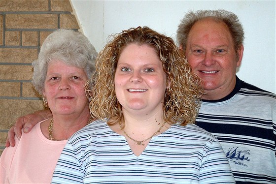 Louisa Brownová se svými rodii Lesley a Johnem.