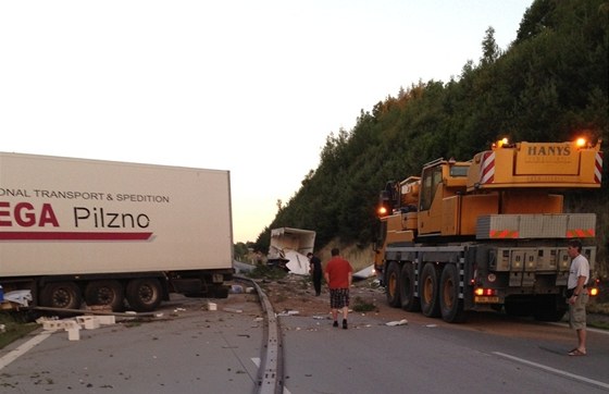 Nehoda kamionu blokovala dálnici D5.