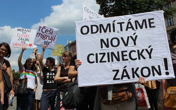 Nkteré neziskové organizace pracující s migranty kritizují chystaný cizinecký