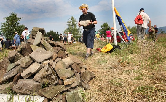 Lidé vynáeli kameny na mohylu eské státnosti na vrchu Polední v Tínských