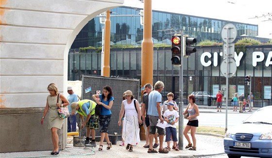 Kvli bezpenosti na chodníku vedoucího od obchodního centra City Park na...