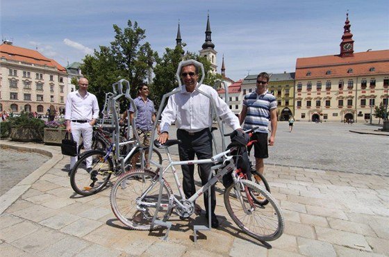 Tolik kol u tchto siluet bývá k vidní jen ve zcela výjimených pípadech. Snímek je ze slavnostního uvedení do provozu. V popedí Jaroslav Vymazal, zcela vlevo architekt David Beke.