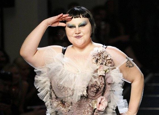 Beth Ditto v modelu Jean-Paula Gaultiera v Paíi