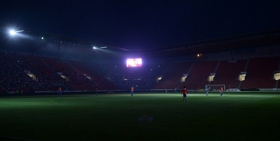 Zápas Slavie s Ostravou peruil výpadek proudu.