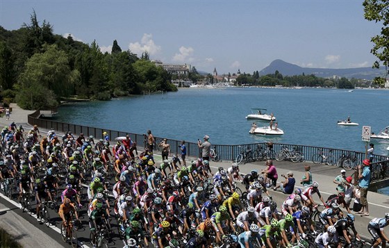 Momentka z 20. etapy cyklistického závodu Tour de France. Cyklisté v ní kolem