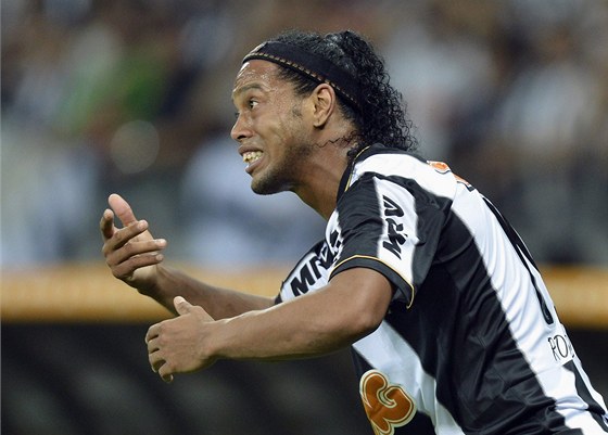 POMَE? Brazilský fotbalista Ronaldinho by mohl pomoci týmu Chapecoense, který zasáhla havárie letadla.