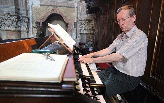 Oceovaný varhaník Jaroslav Tma poídil nahrávku kostelních varhan ze típy.