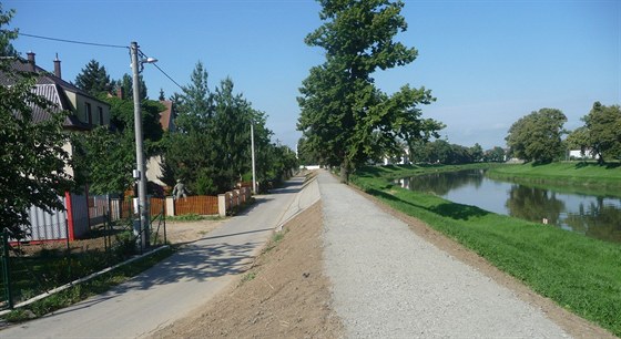 Zvýené hráze pi ece Morav se asfaltové stezky pro cyklisty, bruslae a...