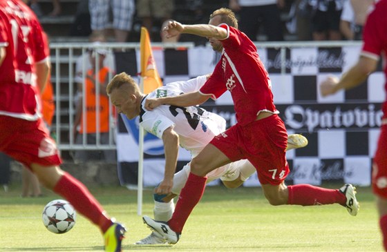 Momentka z východoeského derby mezi fotbalisty Pardubic a Hradce Králové. 