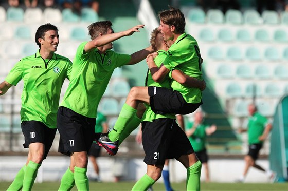 Fotbalisté Mostu se radují z prvního gólu proti Vlaimi. 