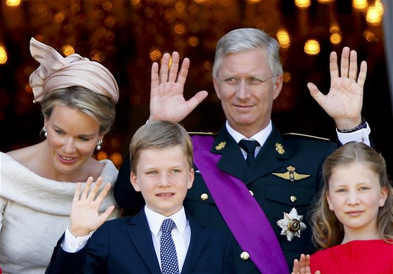 Král Philippe se svou rodinou mávají z královského paláce v Bruselu. 