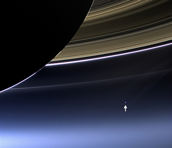 Zem, jak je vidí sonda Cassini, ve vzdálenosti 1,44 miliardy kilometr (ipka...