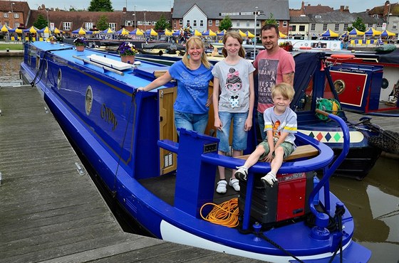 Rodina Lawrenceových na své lodi, kterou poídili za 80 tisíc liber (2,4...