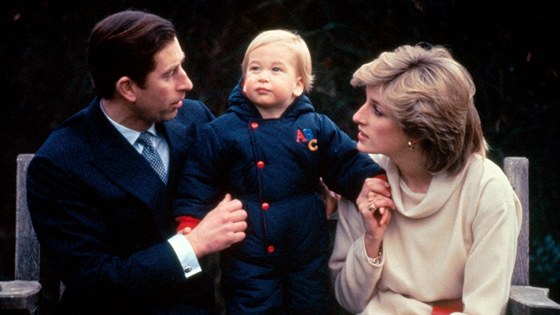 Princ Charles, Diana a jejich syn William v zahradách Kensingtonského paláce...