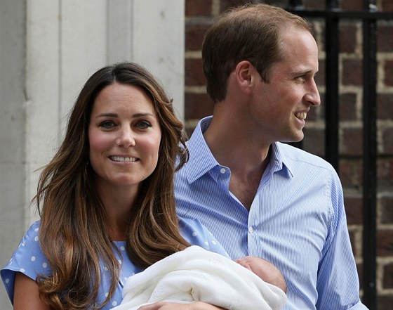Princ William, jeho manelka Kate a jejich prvorozený syn (23. ervence 2013) 