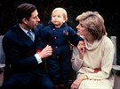 Princ Charles, Diana a jejich syn William v zahradách Kensingtonského paláce...