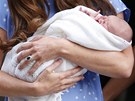 Manelka prince Williama Kate se synem Georgem odchází z porodnice (23....